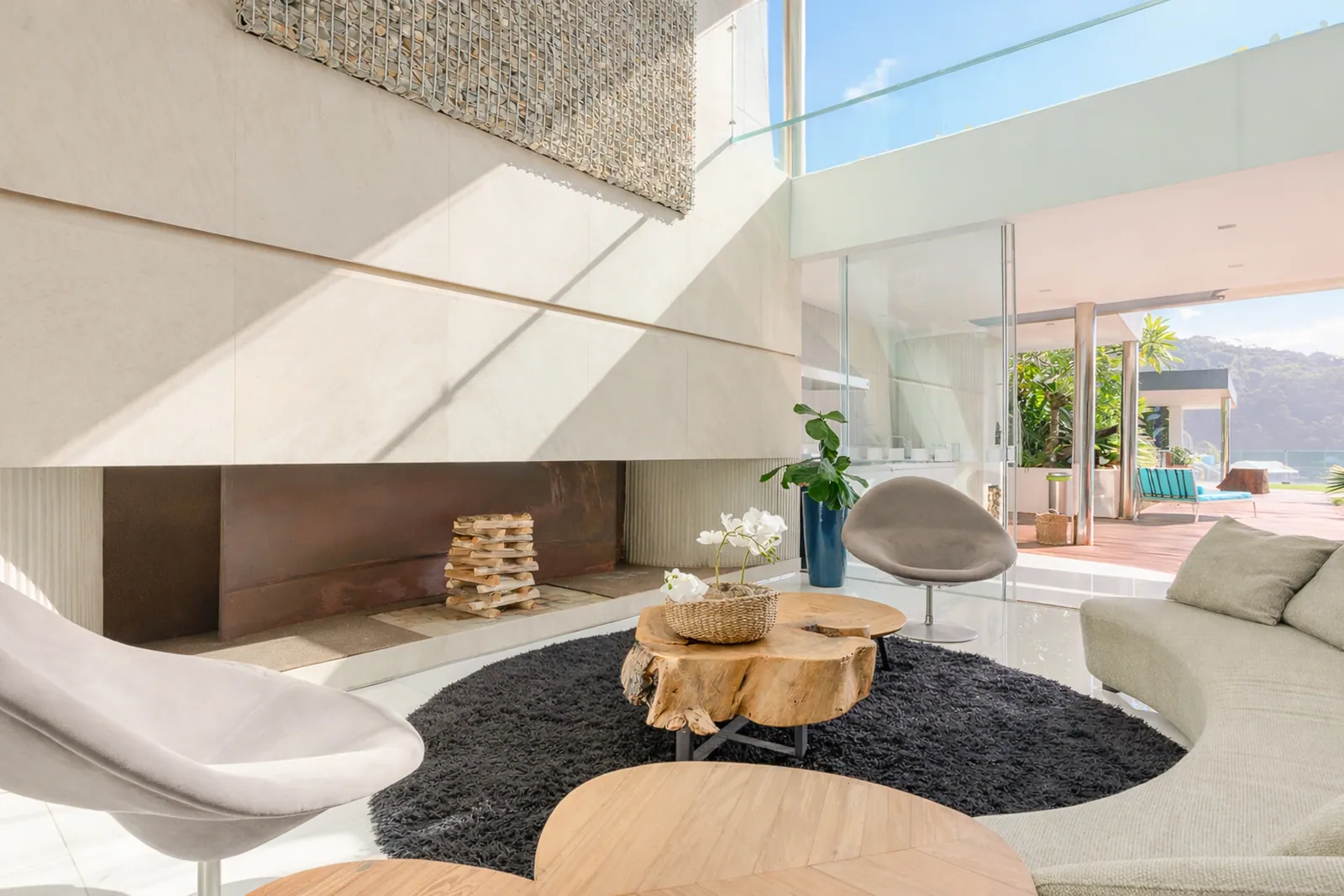 Seating in concrete and white, the garden through the glass