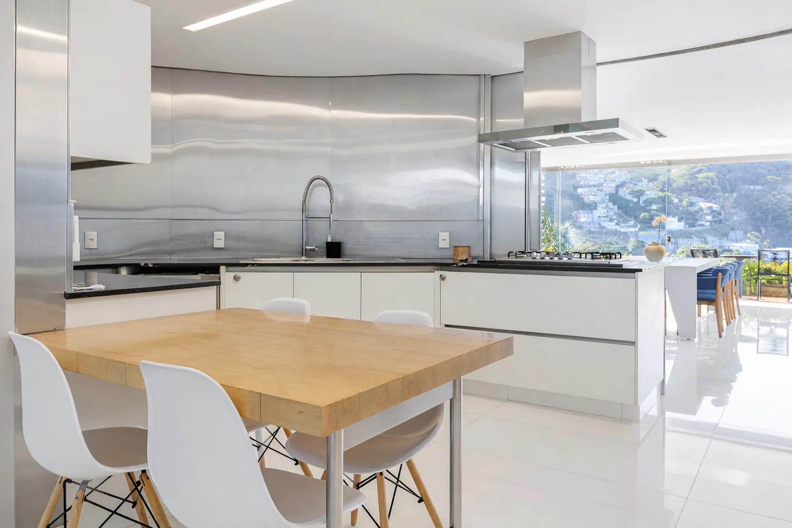 The kitchen island and its stools, opening to the terrace