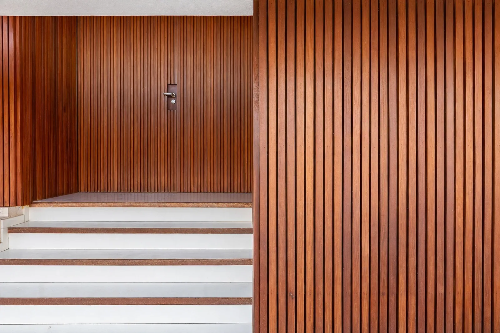The entrance: a wall of wooden slats and a flight of steps