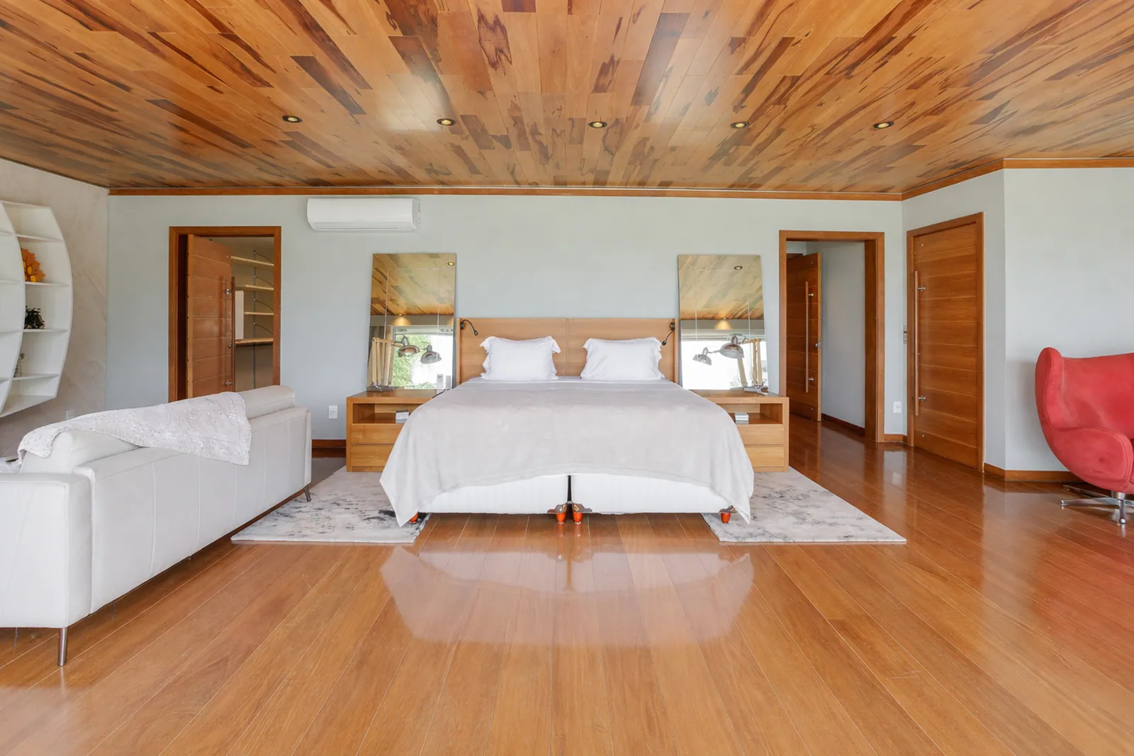 Bedroom with wood ceiling and floor, garden through the glass