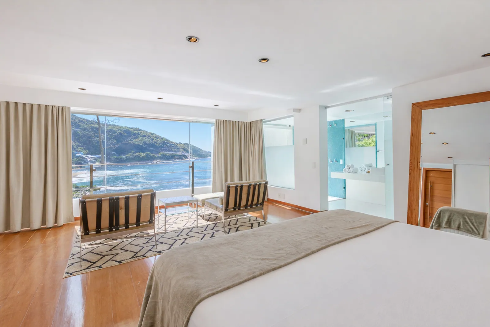 Bedroom with a wide window onto the ocean