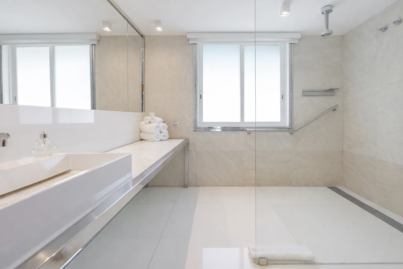 Bathroom in marble with bathtub and walk-in shower
